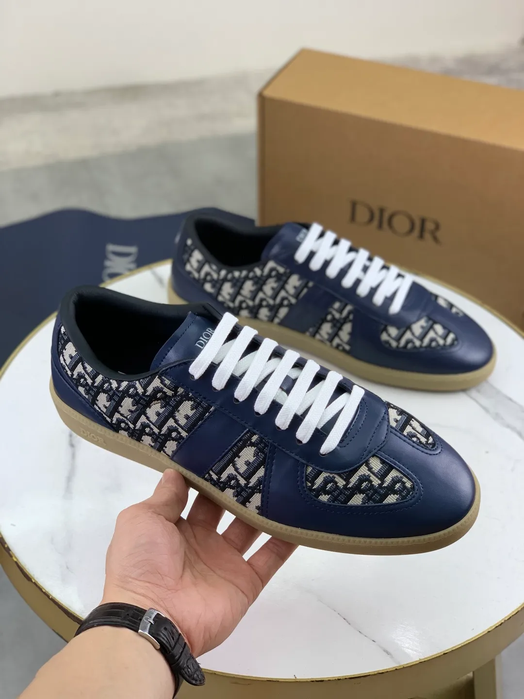 Men's men's shoes 💰P542 New Dior B01 top version of moral training shoes! ! ! White first-layer cowhide, fully oiled upper, original TPU molded outsole. New to the Fall 2025 collection, this sneaker marks the return of Dior’s classic style, reinterpreted in a stylish and elegant silhouette. Crafted from white smooth first-grain cowhide with a tonal silk sheepskin lining, it features the Dior logo on the tongue and inner sides, and a CD icon on the heel. Paired with Tpu anti-slip soles of the same color, it can be matched with various styles to create a sophisticated look.  Code number: 39-45 Complete package with airplane box
